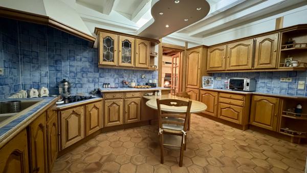 Avallon (89200) Propriété avec vue panoramique piscine couverte grand sejour et espace bien-être