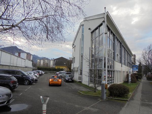 Plateau de 3 bureaux loués + grande cave + 6 places de parki