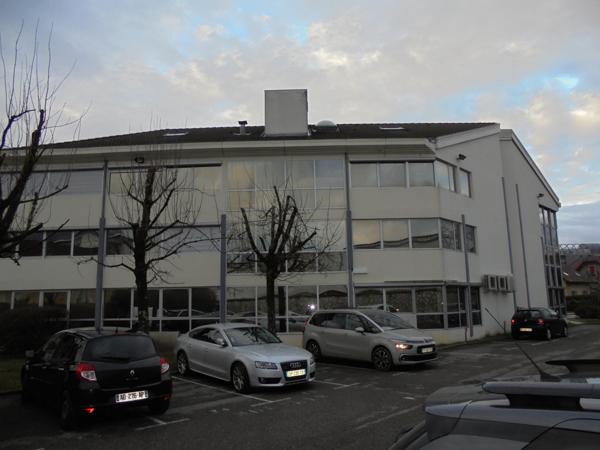 Plateau de 3 bureaux loués + grande cave + 6 places de parki