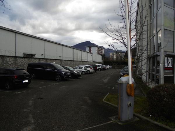 Plateau de 3 bureaux loués + grande cave + 6 places de parki