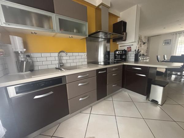 CHATILLON SUR SEINE : Pavillon de 1981 ,125m² sur terrain clôt arboré, piscine et garage. Châtillon-sur-Seine (21400)