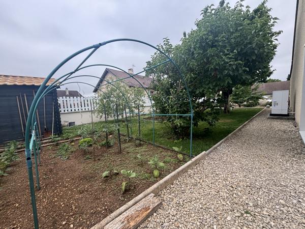 CHATILLON SUR SEINE : Pavillon de 1981 ,125m² sur terrain clôt arboré, piscine et garage. Châtillon-sur-Seine (21400)