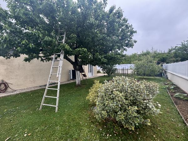 CHATILLON SUR SEINE : Pavillon de 1981 ,125m² sur terrain clôt arboré, piscine et garage. Châtillon-sur-Seine (21400)
