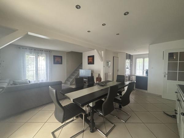 CHATILLON SUR SEINE : Pavillon de 1981 ,125m² sur terrain clôt arboré, piscine et garage. Châtillon-sur-Seine (21400)