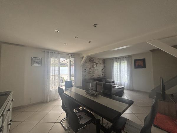 CHATILLON SUR SEINE : Pavillon de 1981 ,125m² sur terrain clôt arboré, piscine et garage. Châtillon-sur-Seine (21400)