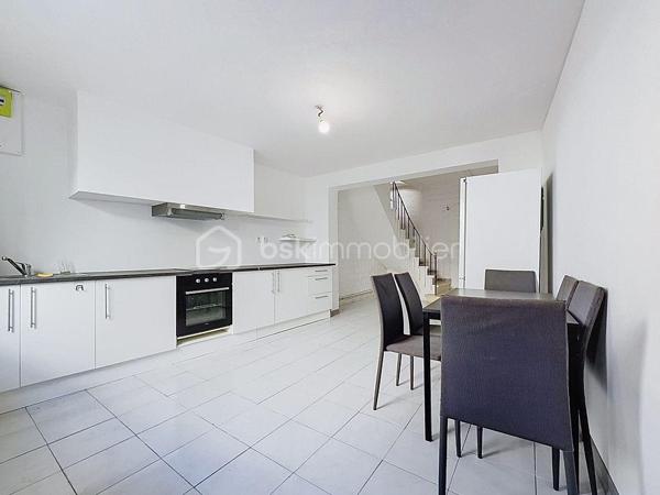 ** NOUVEAUTÉ **

34400 Lunel
En plein coeur de ville, venez vite découvrir cette maison de ville 3 pièces, mitoyenne en R+1 de 54m2.

A deux pas des commerces, des halles, d'un parc, maison vendue vide de toute occupation.

Au Rdc, vous profiterez d'une cuisine ouverte sur salon / séjour, un cellier et wc séparé.
A l'étage, une première chambre de 15m2 et une seconde avec salle de douche + Wc.

Vidéo disponible sur demande.
Plus d'informations ou pour organiser une visite, Jonathan Deniau au O6 81 16 71 20.