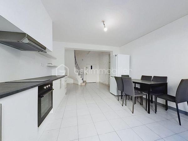 ** NOUVEAUTÉ **

34400 Lunel
En plein coeur de ville, venez vite découvrir cette maison de ville 3 pièces, mitoyenne en R+1 de 54m2.

A deux pas des commerces, des halles, d'un parc, maison vendue vide de toute occupation.

Au Rdc, vous profiterez d'une cuisine ouverte sur salon / séjour, un cellier et wc séparé.
A l'étage, une première chambre de 15m2 et une seconde avec salle de douche + Wc.

Vidéo disponible sur demande.
Plus d'informations ou pour organiser une visite, Jonathan Deniau au O6 81 16 71 20.