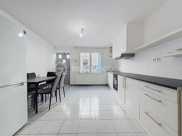 ** NOUVEAUTÉ **

34400 Lunel
En plein coeur de ville, venez vite découvrir cette maison de ville 3 pièces, mitoyenne en R+1 de 54m2.

A deux pas des commerces, des halles, d'un parc, maison vendue vide de toute occupation.

Au Rdc, vous profiterez d'une cuisine ouverte sur salon / séjour, un cellier et wc séparé.
A l'étage, une première chambre de 15m2 et une seconde avec salle de douche + Wc.

Vidéo disponible sur demande.
Plus d'informations ou pour organiser une visite, Jonathan Deniau au O6 81 16 71 20.