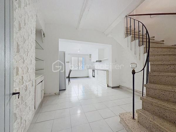 ** NOUVEAUTÉ **

34400 Lunel
En plein coeur de ville, venez vite découvrir cette maison de ville 3 pièces, mitoyenne en R+1 de 54m2.

A deux pas des commerces, des halles, d'un parc, maison vendue vide de toute occupation.

Au Rdc, vous profiterez d'une cuisine ouverte sur salon / séjour, un cellier et wc séparé.
A l'étage, une première chambre de 15m2 et une seconde avec salle de douche + Wc.

Vidéo disponible sur demande.
Plus d'informations ou pour organiser une visite, Jonathan Deniau au O6 81 16 71 20.