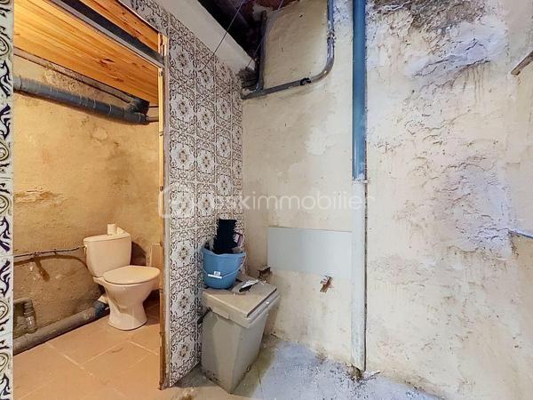 ** NOUVEAUTÉ **

34400 Lunel
En plein coeur de ville, venez vite découvrir cette maison de ville 3 pièces, mitoyenne en R+1 de 54m2.

A deux pas des commerces, des halles, d'un parc, maison vendue vide de toute occupation.

Au Rdc, vous profiterez d'une cuisine ouverte sur salon / séjour, un cellier et wc séparé.
A l'étage, une première chambre de 15m2 et une seconde avec salle de douche + Wc.

Vidéo disponible sur demande.
Plus d'informations ou pour organiser une visite, Jonathan Deniau au O6 81 16 71 20.