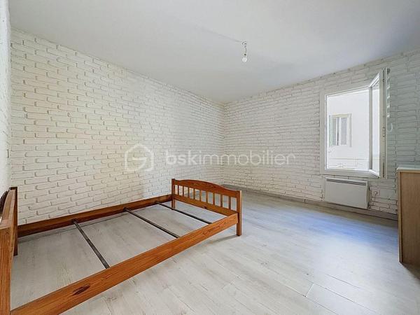 ** NOUVEAUTÉ **

34400 Lunel
En plein coeur de ville, venez vite découvrir cette maison de ville 3 pièces, mitoyenne en R+1 de 54m2.

A deux pas des commerces, des halles, d'un parc, maison vendue vide de toute occupation.

Au Rdc, vous profiterez d'une cuisine ouverte sur salon / séjour, un cellier et wc séparé.
A l'étage, une première chambre de 15m2 et une seconde avec salle de douche + Wc.

Vidéo disponible sur demande.
Plus d'informations ou pour organiser une visite, Jonathan Deniau au O6 81 16 71 20.