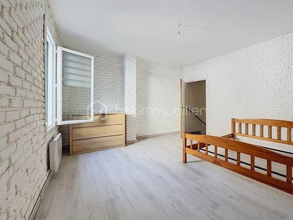 ** NOUVEAUTÉ **

34400 Lunel
En plein coeur de ville, venez vite découvrir cette maison de ville 3 pièces, mitoyenne en R+1 de 54m2.

A deux pas des commerces, des halles, d'un parc, maison vendue vide de toute occupation.

Au Rdc, vous profiterez d'une cuisine ouverte sur salon / séjour, un cellier et wc séparé.
A l'étage, une première chambre de 15m2 et une seconde avec salle de douche + Wc.

Vidéo disponible sur demande.
Plus d'informations ou pour organiser une visite, Jonathan Deniau au O6 81 16 71 20.