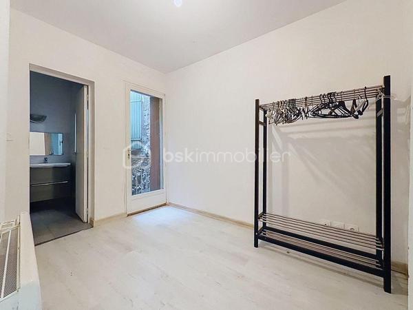 ** NOUVEAUTÉ **

34400 Lunel
En plein coeur de ville, venez vite découvrir cette maison de ville 3 pièces, mitoyenne en R+1 de 54m2.

A deux pas des commerces, des halles, d'un parc, maison vendue vide de toute occupation.

Au Rdc, vous profiterez d'une cuisine ouverte sur salon / séjour, un cellier et wc séparé.
A l'étage, une première chambre de 15m2 et une seconde avec salle de douche + Wc.

Vidéo disponible sur demande.
Plus d'informations ou pour organiser une visite, Jonathan Deniau au O6 81 16 71 20.