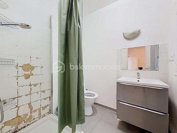 ** NOUVEAUTÉ **

34400 Lunel
En plein coeur de ville, venez vite découvrir cette maison de ville 3 pièces, mitoyenne en R+1 de 54m2.

A deux pas des commerces, des halles, d'un parc, maison vendue vide de toute occupation.

Au Rdc, vous profiterez d'une cuisine ouverte sur salon / séjour, un cellier et wc séparé.
A l'étage, une première chambre de 15m2 et une seconde avec salle de douche + Wc.

Vidéo disponible sur demande.
Plus d'informations ou pour organiser une visite, Jonathan Deniau au O6 81 16 71 20.