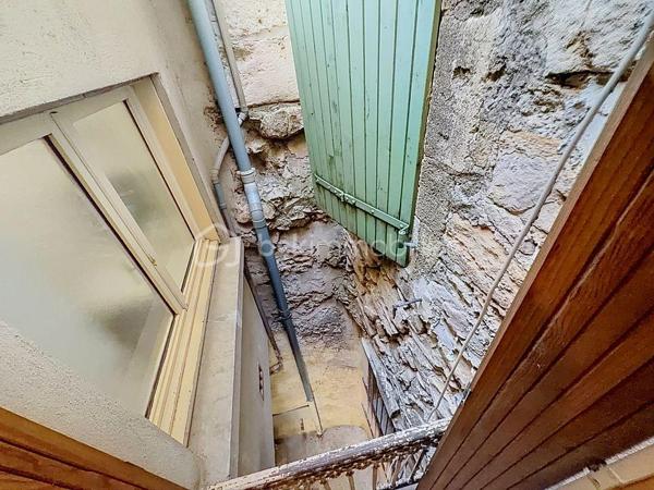 ** NOUVEAUTÉ **

34400 Lunel
En plein coeur de ville, venez vite découvrir cette maison de ville 3 pièces, mitoyenne en R+1 de 54m2.

A deux pas des commerces, des halles, d'un parc, maison vendue vide de toute occupation.

Au Rdc, vous profiterez d'une cuisine ouverte sur salon / séjour, un cellier et wc séparé.
A l'étage, une première chambre de 15m2 et une seconde avec salle de douche + Wc.

Vidéo disponible sur demande.
Plus d'informations ou pour organiser une visite, Jonathan Deniau au O6 81 16 71 20.