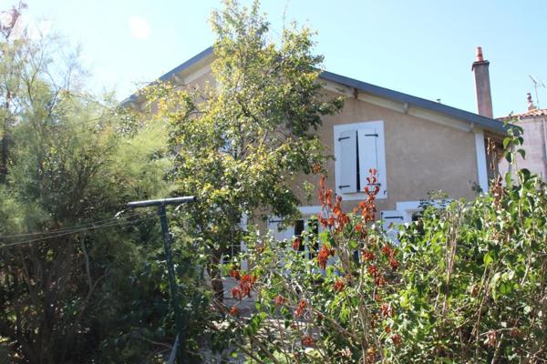 NIORT HYPER CENTRE, MAISON DE VILLE DE CHARME AVEC MAGNIFIQUE JARDIN CLOS DE MURS 