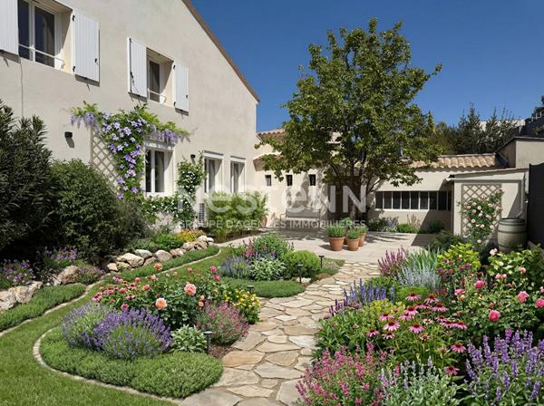 Gardanne centre ville-Maison 4 pièces d'une surface de 135 m2 avec une grande remise et jardin.