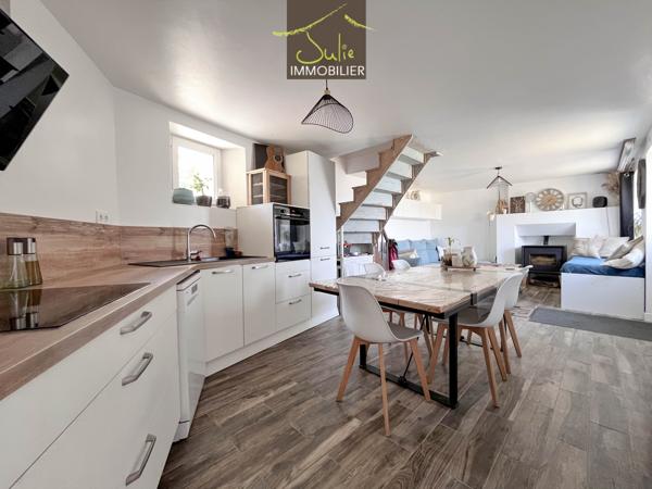 Charmante petite maison entièrement restaurée (2 chambres/bureau) avec dépendances.