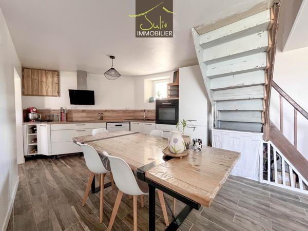 Charmante petite maison entièrement restaurée (2 chambres/bureau) avec dépendances.