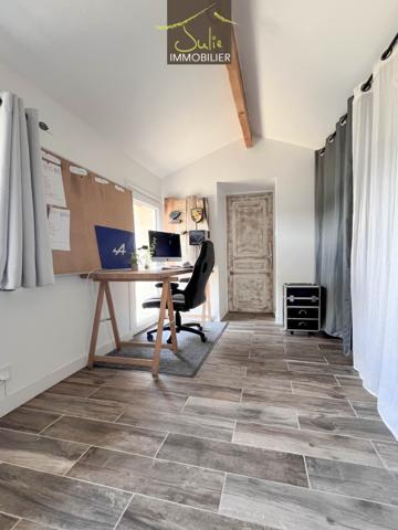 Charmante petite maison entièrement restaurée (2 chambres/bureau) avec dépendances.