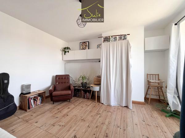 Charmante petite maison entièrement restaurée (2 chambres/bureau) avec dépendances.