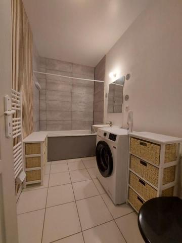 À saisir : Appartement type loft vendu meublé avec place de parking couverte et sécurisé