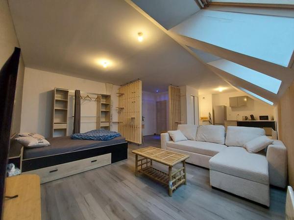 À saisir : Appartement type loft vendu meublé avec place de parking couverte et sécurisé