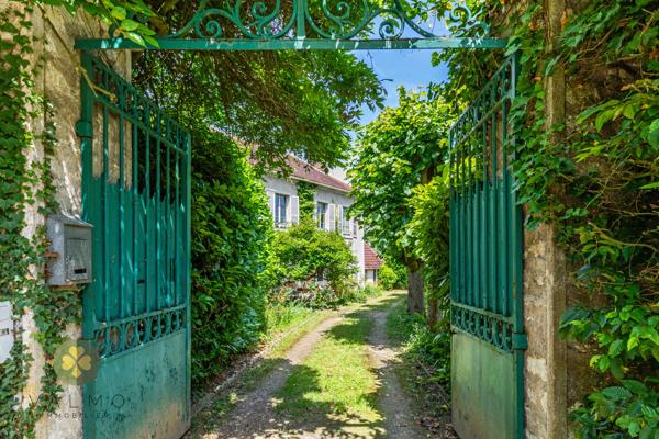 Maison
                                                                                                                                                                                                                                                                                                                        6 pièce(s)                                                                                                                                                                                                          4 chambre(s)                                                                                                                                                                                                          180  m²
