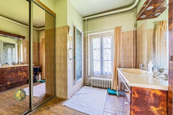 Maison
                                                                                                                                                                                                                                                                                                                        6 pièce(s)                                                                                                                                                                                                          4 chambre(s)                                                                                                                                                                                                          180  m²