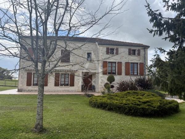 BRIE - MAISON EN PIERRE 217 M2