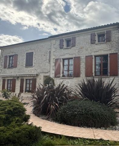 BRIE - MAISON EN PIERRE 217 M2
