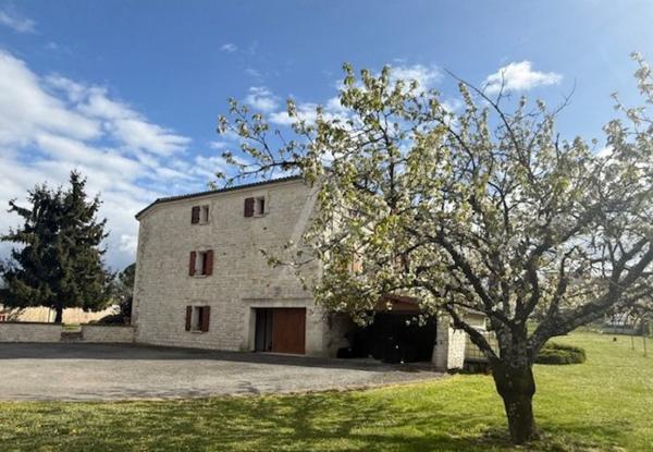 BRIE - MAISON EN PIERRE 217 M2
