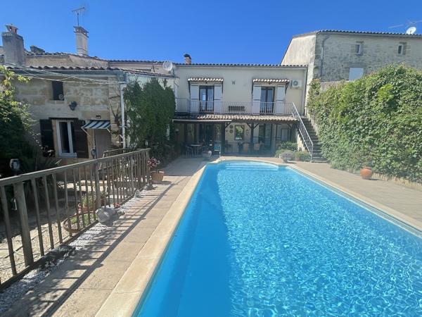 2 Maisons, piscine, garage et terrace avec commerces a deux pieds.