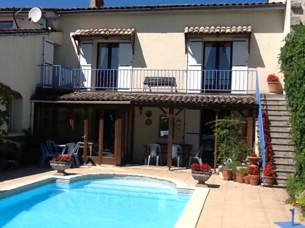 2 Maisons, piscine, garage et terrace avec commerces a deux pieds.