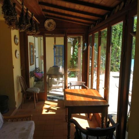 2 Maisons, piscine, garage et terrace avec commerces a deux pieds.