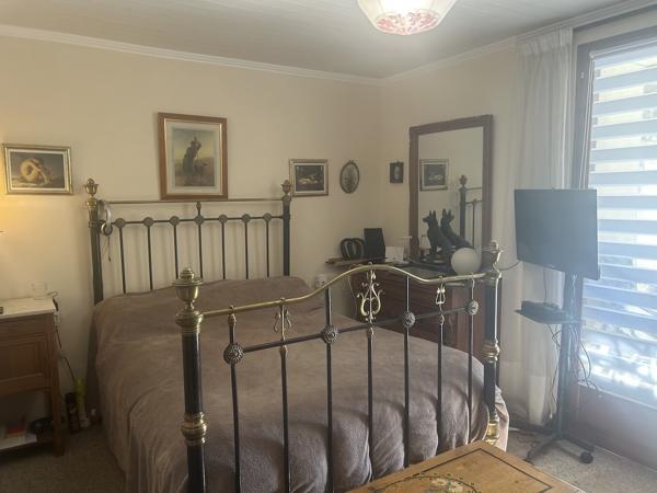 2 Maisons, piscine, garage et terrace avec commerces a deux pieds.