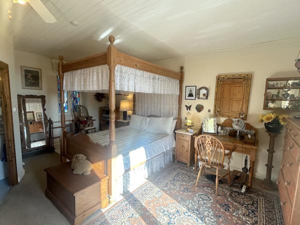 2 Maisons, piscine, garage et terrace avec commerces a deux pieds.
