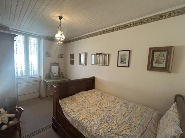2 Maisons, piscine, garage et terrace avec commerces a deux pieds.