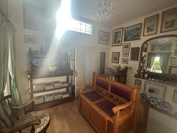 2 Maisons, piscine, garage et terrace avec commerces a deux pieds.