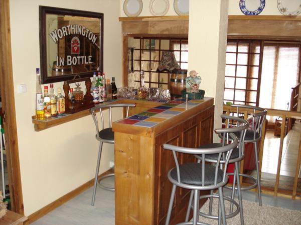 2 Maisons, piscine, garage et terrace avec commerces a deux pieds.