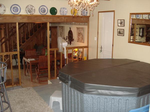 2 Maisons, piscine, garage et terrace avec commerces a deux pieds.
