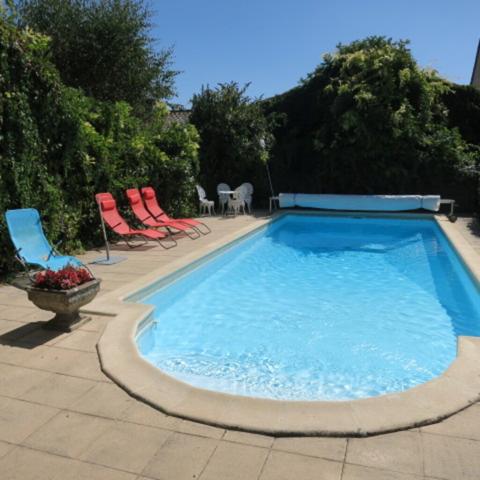 2 Maisons, piscine, garage et terrace avec commerces a deux pieds.