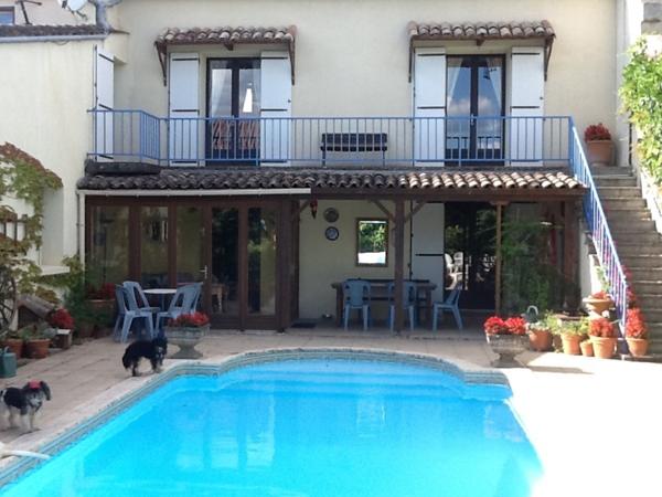 2 Maisons, piscine, garage et terrace avec commerces a deux pieds.