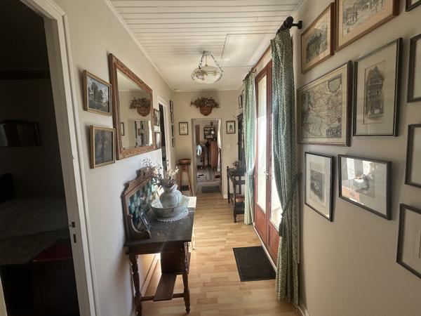 2 Maisons, piscine, garage et terrace avec commerces a deux pieds.