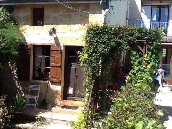 2 Maisons, piscine, garage et terrace avec commerces a deux pieds.