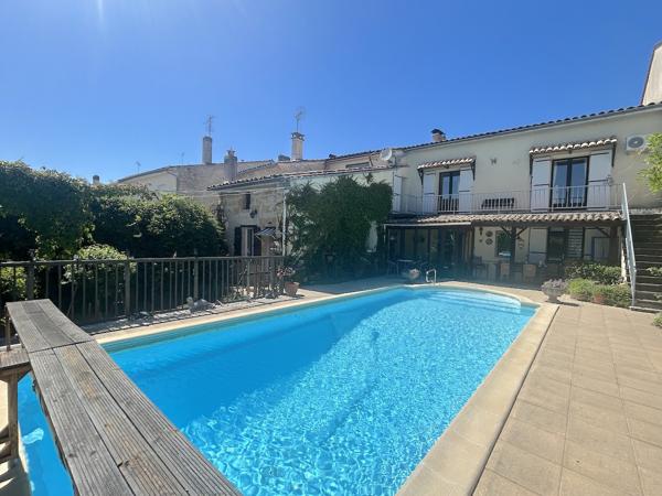 2 Maisons, piscine, garage et terrace avec commerces a deux pieds.