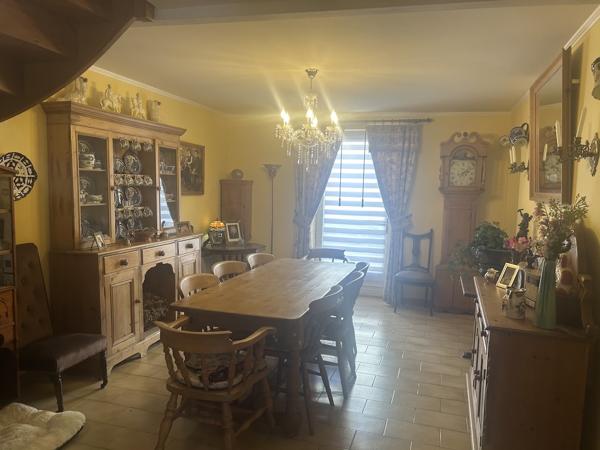 2 Maisons, piscine, garage et terrace avec commerces a deux pieds.