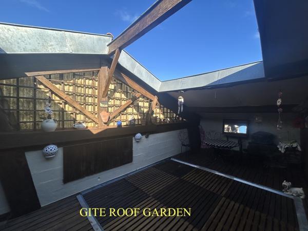 2 Maisons, piscine, garage et terrace avec commerces a deux pieds.