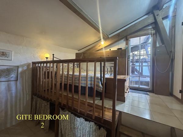 2 Maisons, piscine, garage et terrace avec commerces a deux pieds.