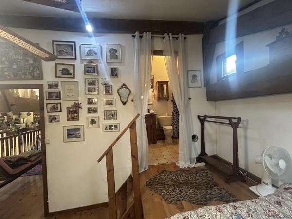 2 Maisons, piscine, garage et terrace avec commerces a deux pieds.